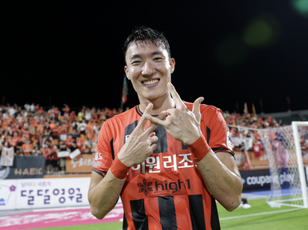 강원FC 김경민, 멀티골로 전북 현대 FC 꺾고 K리그1 25라운드 MVP 수상 썸네일 이미지