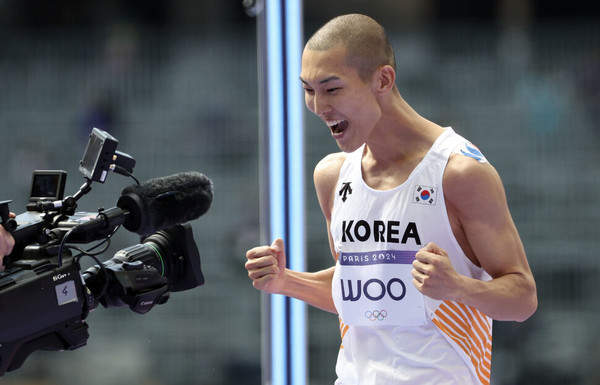 '스마일 점퍼' 우상혁, 높이뛰기 결선 향해 2m27cm 돌파하며 예선 3위 공동 기록 달성 썸네일 이미지