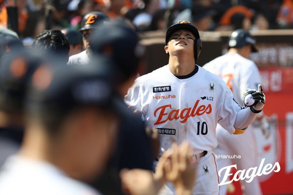 이진영, 폰세의 9연승을 책임지는 홈런포로 화려하게 보답하다 썸네일 이미지