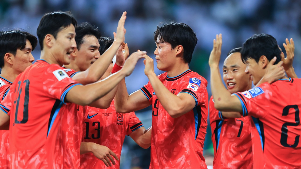 한국 축구, 역사적인 성과 달성! 11회 연속 월드컵 본선 진출, 아시아 최초로 세계 6번째 위치 기록 썸네일 이미지
