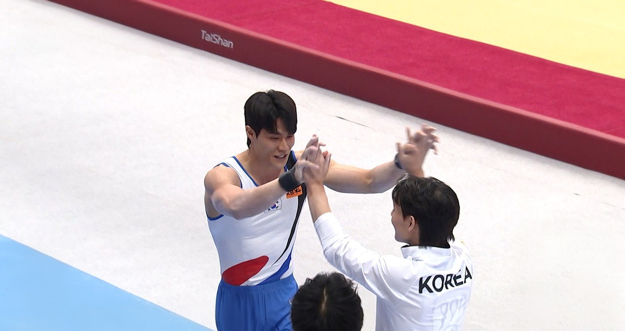 기계체조 선수 허웅, 아시아선수권 대회 예선에서 1위…금메달 향한 도전 시작 썸네일 이미지