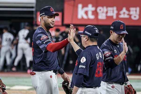 롯데, 1-0→1-3→4-3으로 짜릿한 재역전승! 김태형 감독의 말씀은 “마지막까지 집중력을 잃지 않았다” 썸네일 이미지