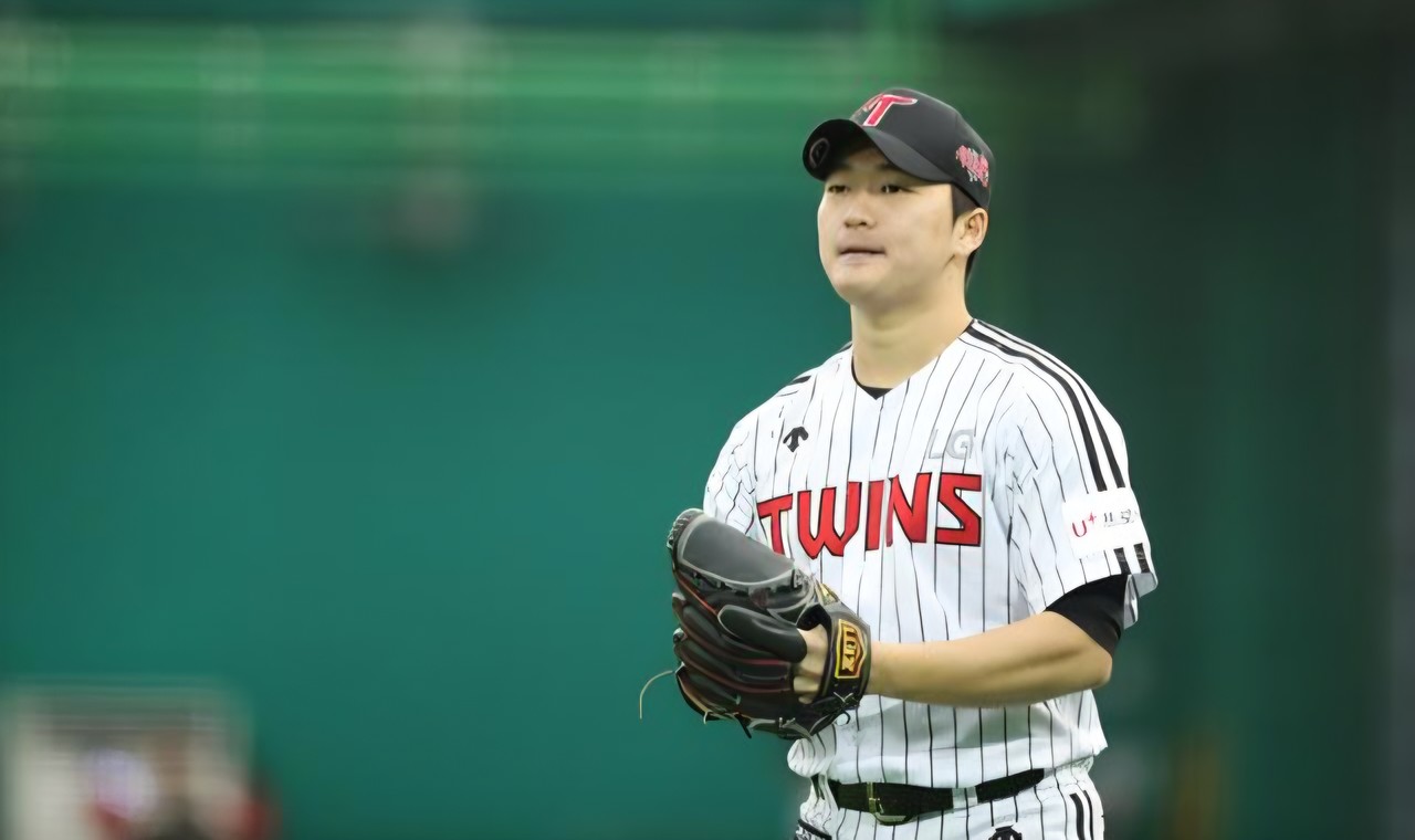 고우석, MLB 무대 무릎 다치고 '자유계약선수' 발탁… "KBO 복귀 후보?" LG 복귀설 속속 썸네일 이미지