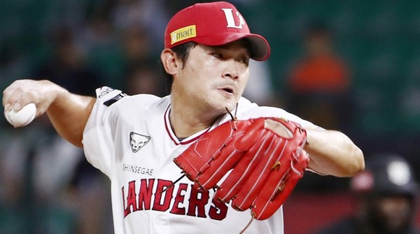 SSG의 노경은, KBO 리그 역대 최고령 선수로 100홀드 기록 달성··· 두산을 4-1로 역전 승리하며 … 썸네일 이미지