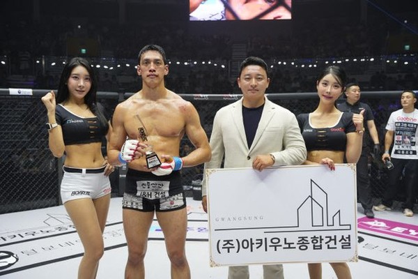 로드FC 최연소 챔피언 박시원, 웰터급 데뷔전서 윤태영에 TKO승…무패 행진에 마침표를 찍다 썸네일 이미지