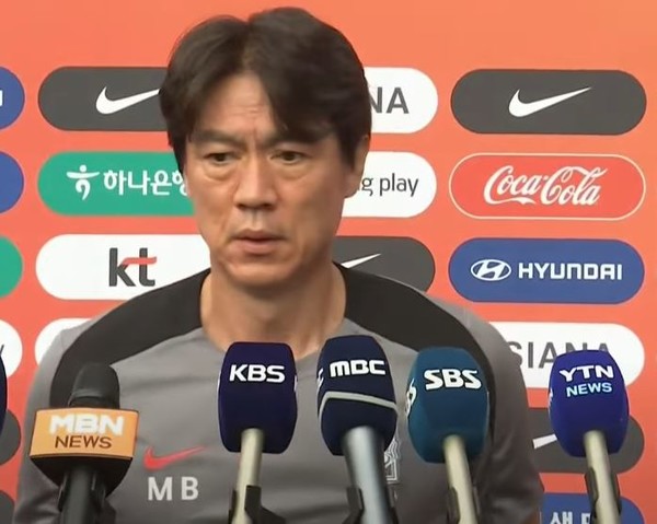 동아시안컵에서의 성적이 좋지 않아 평가를 받던 홍명보 감독의 비상이 시작됐다. 한편, 월드컵 승선을 놓고 누… 썸네일 이미지