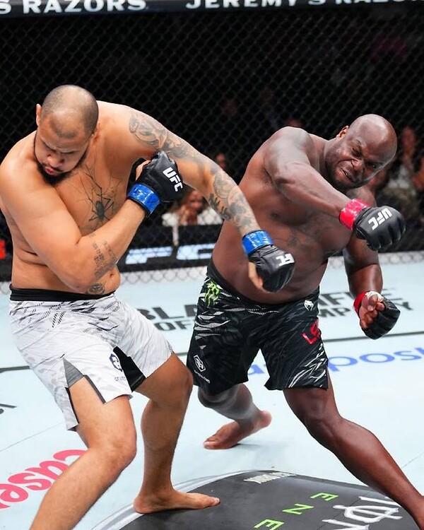 데릭 루이스, 테세이라에 35초 만에 TKO승리…UFC 헤비급 전설의 부활을 입증하다 썸네일 이미지